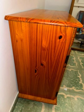 Mueble de madera con cajones y puertas
