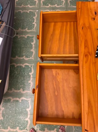 Mueble de madera con cajones y puertas