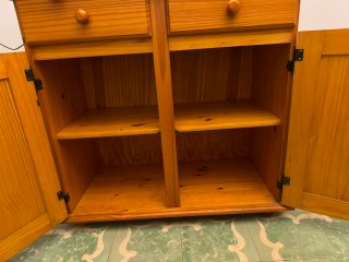Mueble de madera con cajones y puertas