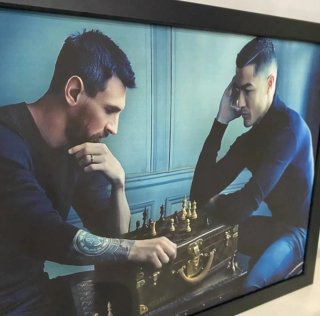 Marco deportivo,  Messi y Cristiano.