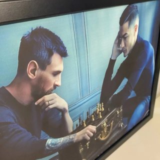 Marco deportivo,  Messi y Cristiano.