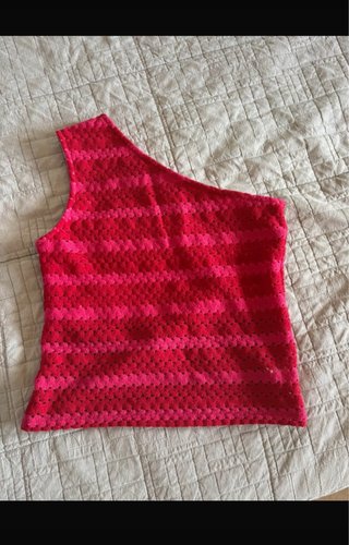 Top asimétrico rosa y rojo