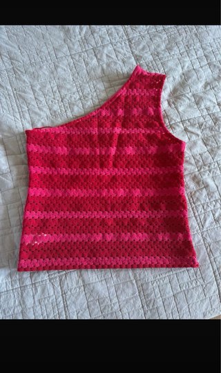 Top asimétrico rosa y rojo