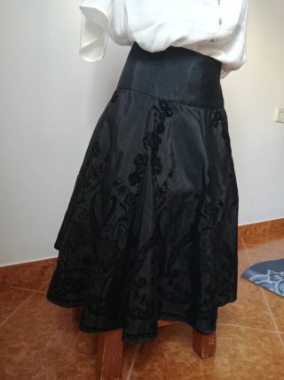 Falda negra con estampado floral
