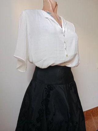 Falda negra con estampado floral