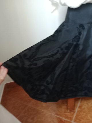 Falda negra con estampado floral