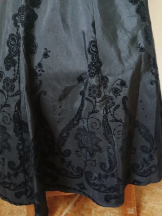 Falda negra con estampado floral