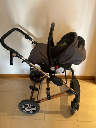 Carro de bebé gris y dorado bebecoo con maxicosi