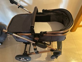 Carro de bebé gris y dorado bebecoo con maxicosi