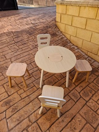 Conjunto mesa, 2 sillas y 2 taburetes infantil