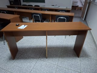 Mesas de madera marrones