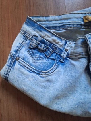 Pantalón vaquero desgastado