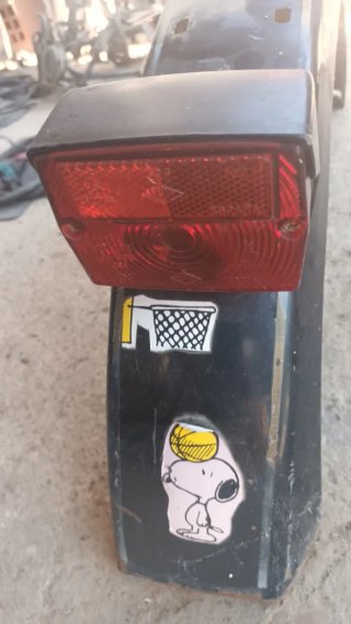 Derbi Variant América caballete central encendido