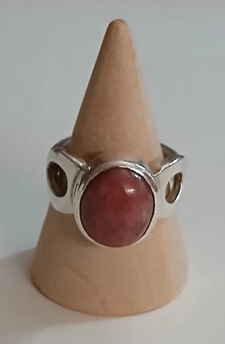 Anillo antiguo con piedra roja y detalles plateado