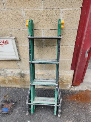 Escalera metálica plegable