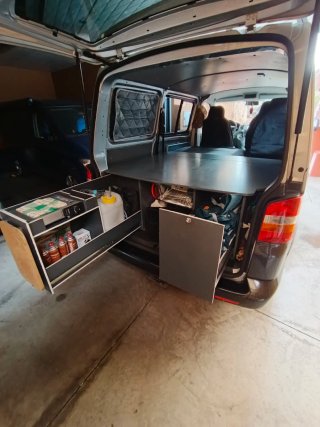 Volkswagen Transporter T5 2005 leer bien