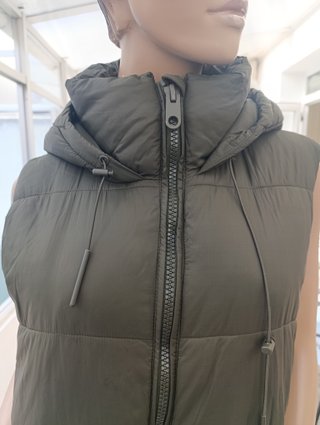 Chaleco verde con capucha Zara - Talla S