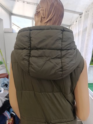 Chaleco verde con capucha Zara - Talla S