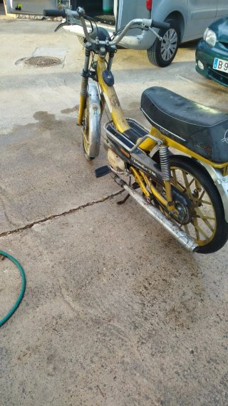 Ciclomotor gris en buen estado