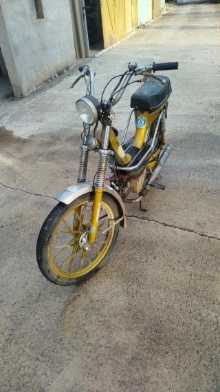 Ciclomotor gris en buen estado