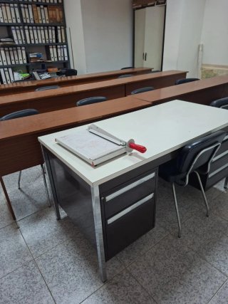 Mesa de oficina metálica y madera
