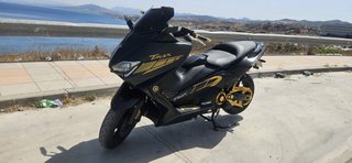 Yamaha TMAX Negro y Dorado