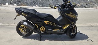 Yamaha TMAX Negro y Dorado