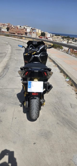 Yamaha TMAX Negro y Dorado