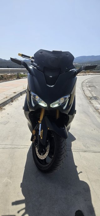 Yamaha TMAX Negro y Dorado