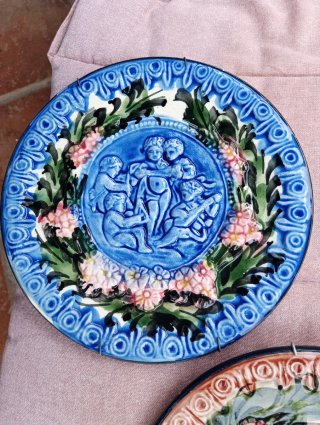 Antichi piatti in ceramica con angeli in rilievo