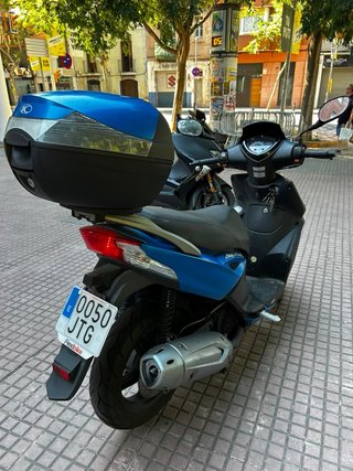 Kymco Agility City Scooter Azul y Negro