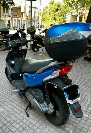 Kymco Agility City Scooter Azul y Negro
