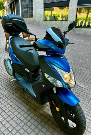 Kymco Agility City Scooter Azul y Negro