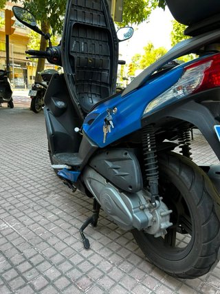 Kymco Agility City Scooter Azul y Negro