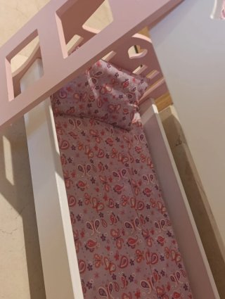 Literas de juguete rosas con corazones