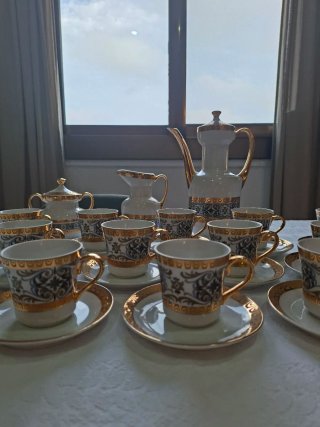 Juego de Tazas de Porcelana Dorada