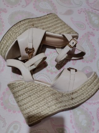 Sandalias cuña alta beige Talla 36