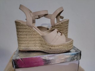 Sandalias cuña alta beige Talla 36