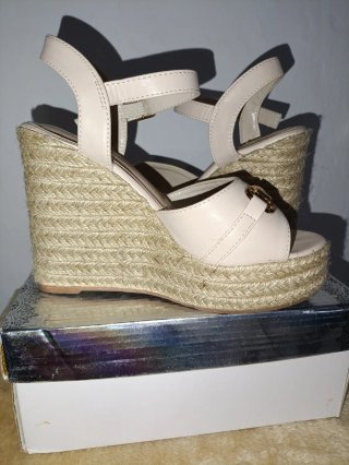 Sandalias cuña alta beige Talla 36