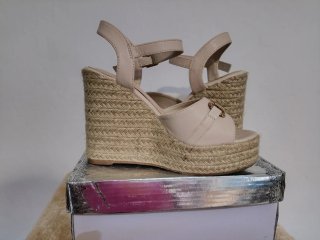Sandalias cuña alta beige Talla 36