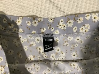 Falda corta floral azul y blanca