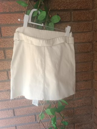 Falda tejana beige con cinturón
