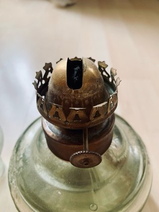 Lámpara de queroseno antigua de cristal y metal