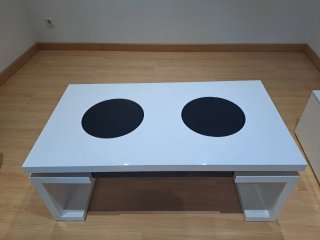 Mesa baja salón B/N con 2 puffs