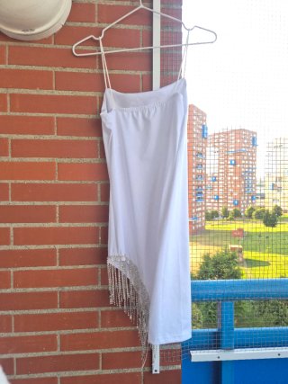 Vestido blanco licra con flecos plateados