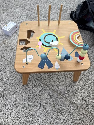 Mesa de juegos infantil de madera