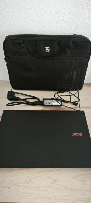 Portátil Acer Negro y Rojo