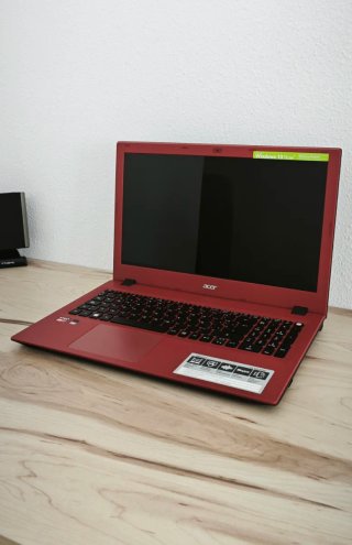 Portátil Acer Negro y Rojo