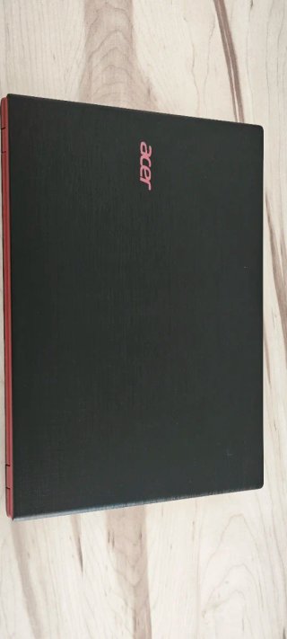 Portátil Acer Negro y Rojo