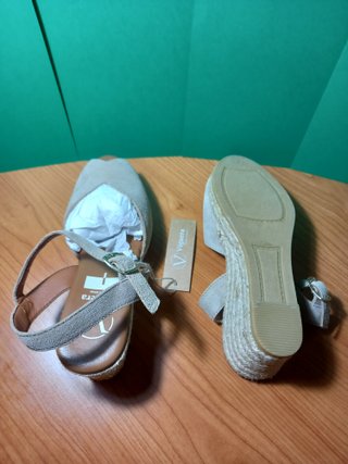 Sandalias cuña Viguera beige mujer